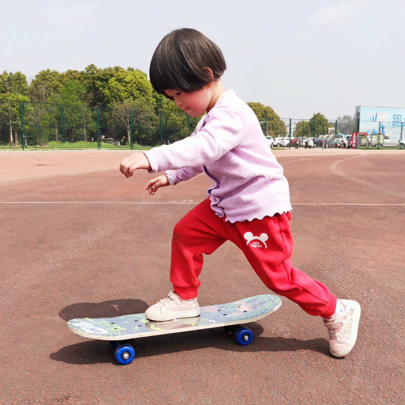 推荐四轮滑板 初学者青少年男女双面儿童卡通2406枫木滑板车