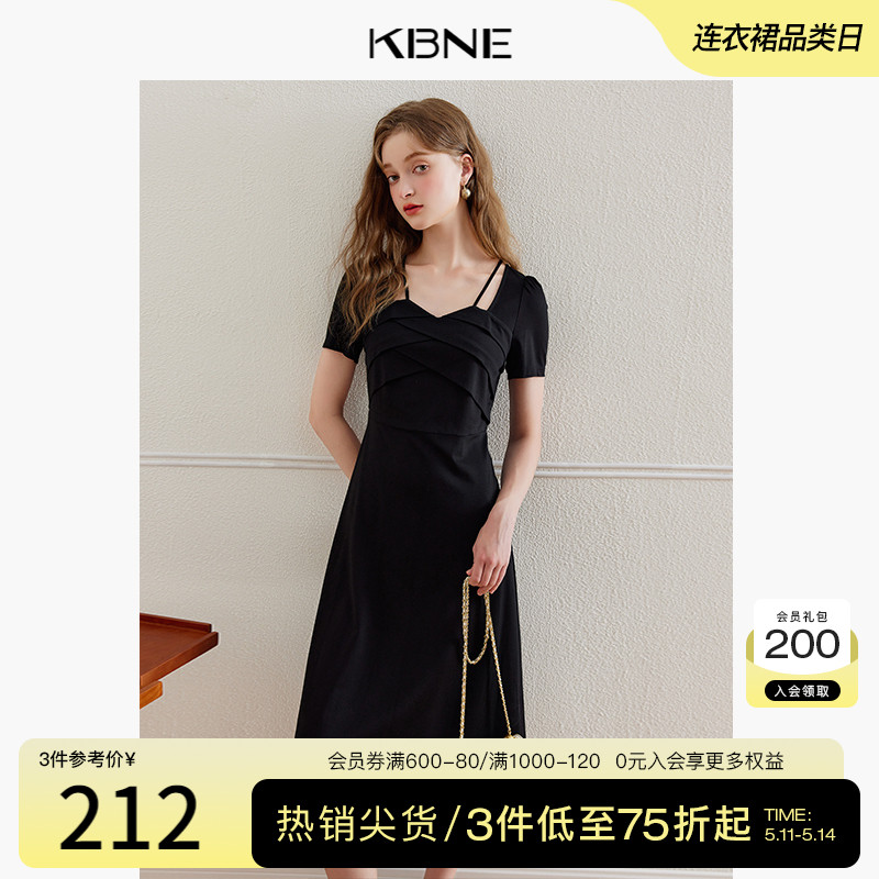 KBNE连衣裙女黑色挂脖长裙2024夏季新款气质今年流行漂亮小黑裙子