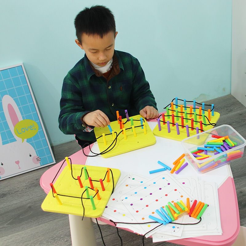 儿童智力桩板组合早教玩具绕珠幼儿园宝宝益智积木拼插树桩工作卡
