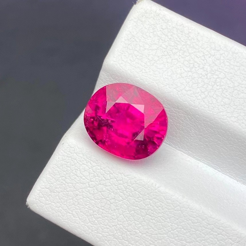 色标级天然卢比莱戒面裸石红碧玺6.76克拉椭圆形颜色艳丽珠宝精品