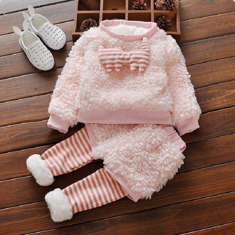 婴儿衣服超洋气时髦韩版羊羔绒保暖秋衣套装一岁女宝宝冬装外出服