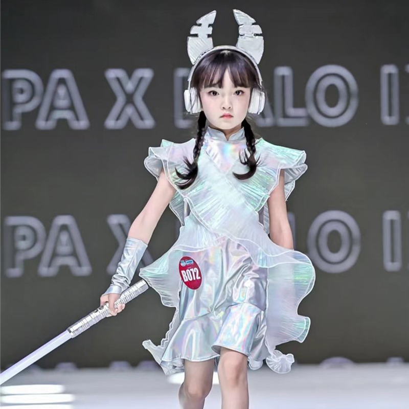 女童模特比赛朝服元宇宙风科技服幼儿团体女孩走秀服科技电竞风
