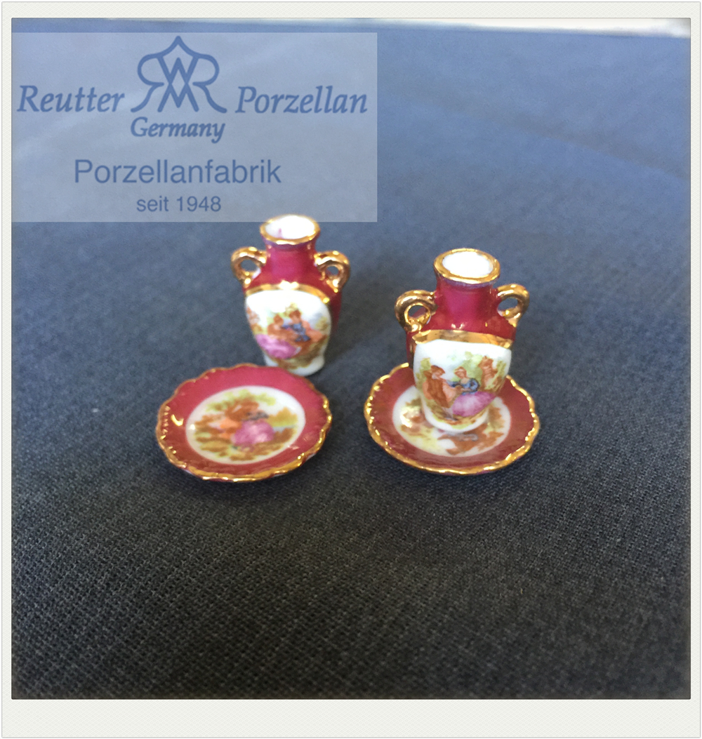 娃娃屋1：12微缩陶瓷红金巴洛克花款双耳花瓶和收藏碟德国进口