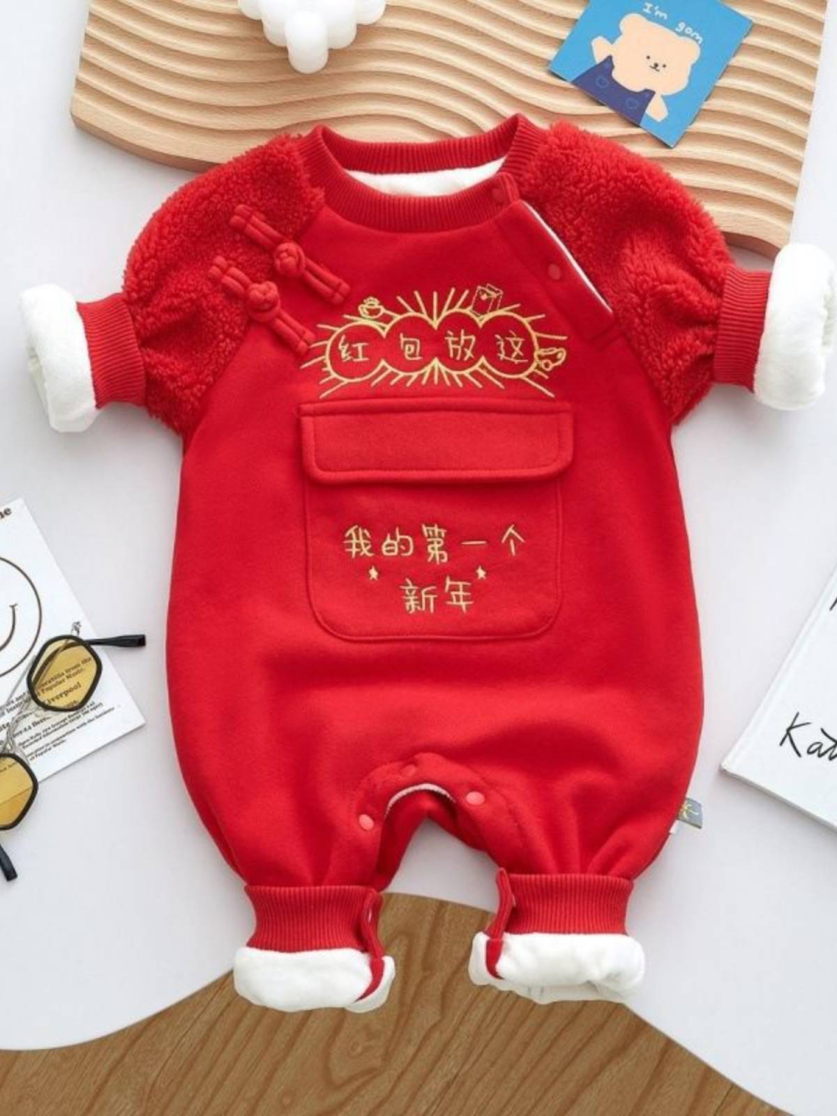 宝宝拜年服冬大口袋红包放这6-12月婴儿衣服新生儿红色喜庆连体衣