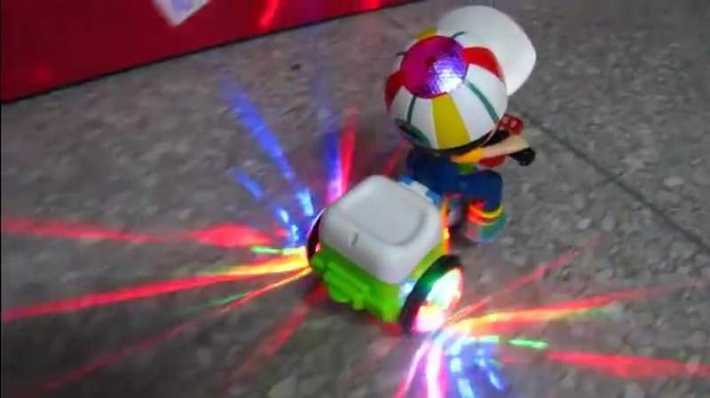 新款儿童特技三轮车 吊车头360度旋转音乐灯光热卖电动玩具