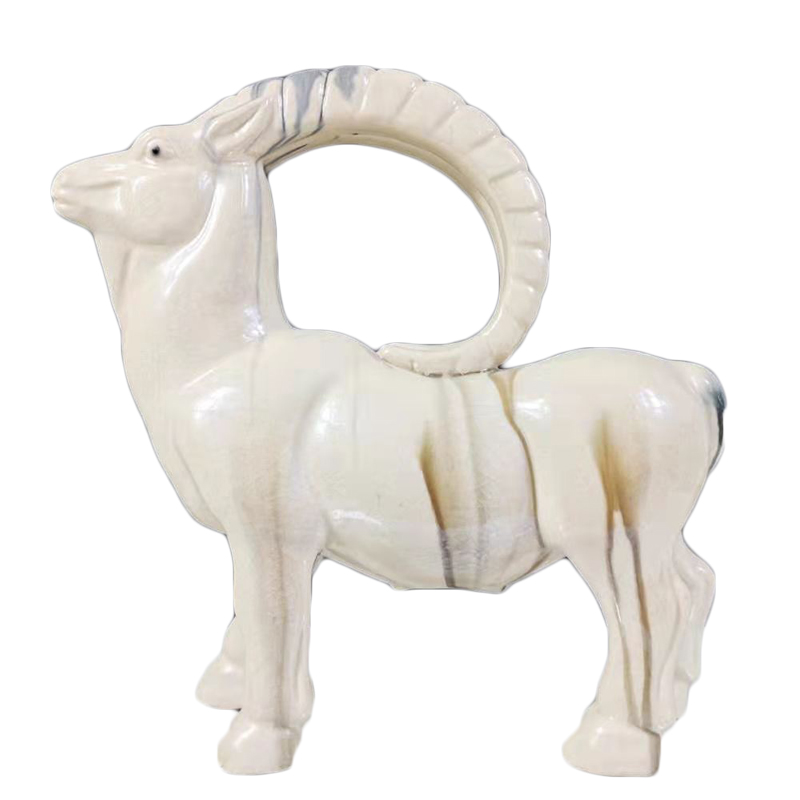 土黄色的小羚羊造型生动逼真用于家居风水的生肖瓷器羊客厅补缺角