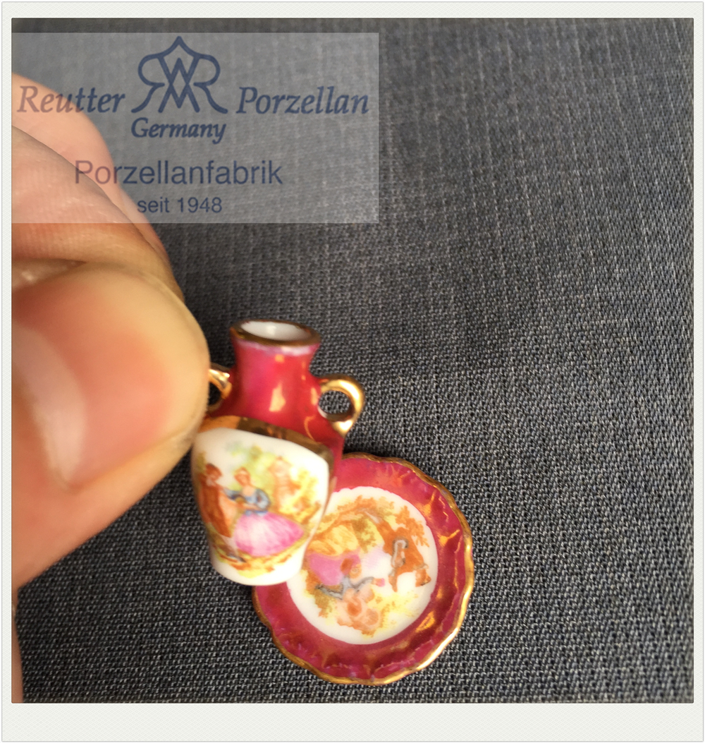 娃娃屋1：12微缩陶瓷红金巴洛克花款双耳花瓶和收藏碟德国进口