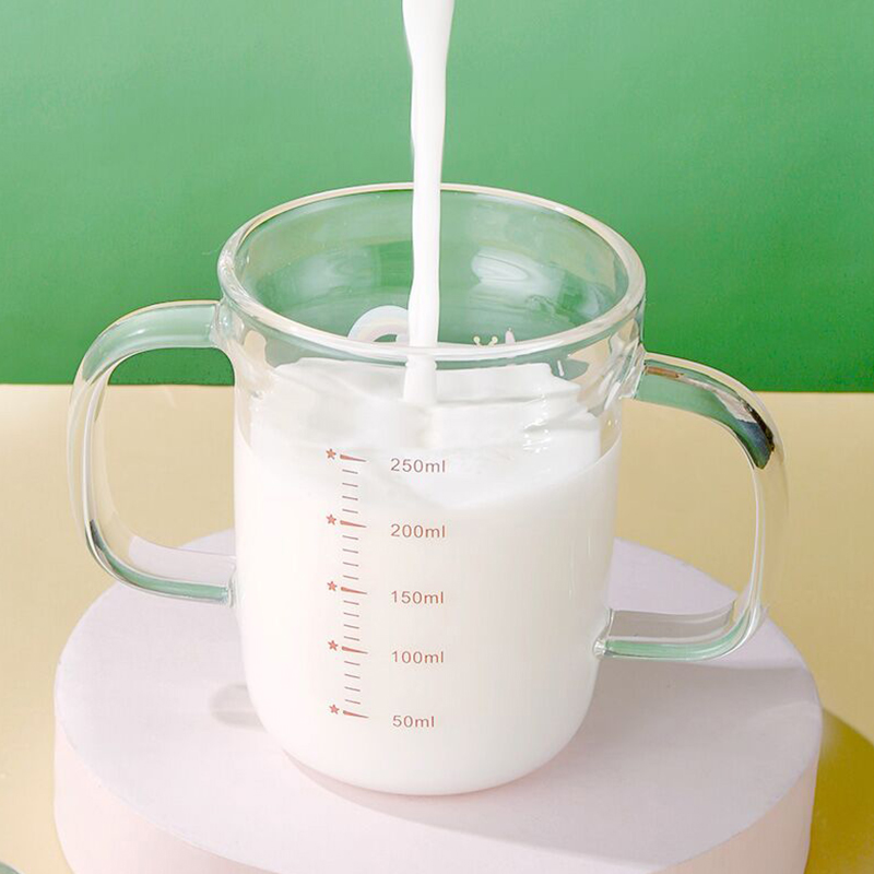 家用儿童冲牛奶杯刻度水杯子婴儿带把早餐吸管玻璃带盖微波炉加热