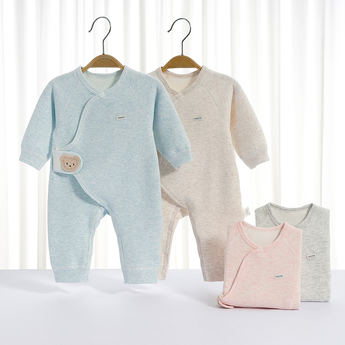 新生儿双面绒连体衣0-3个月春秋季保暖魔术贴冬款初生婴儿和尚服