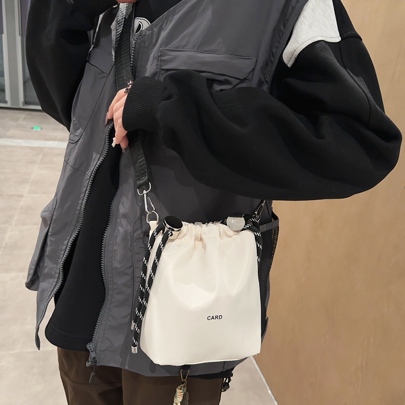 尼龙包包女秋季2024新款时尚小众设计单肩斜挎包高级感洋气水桶包