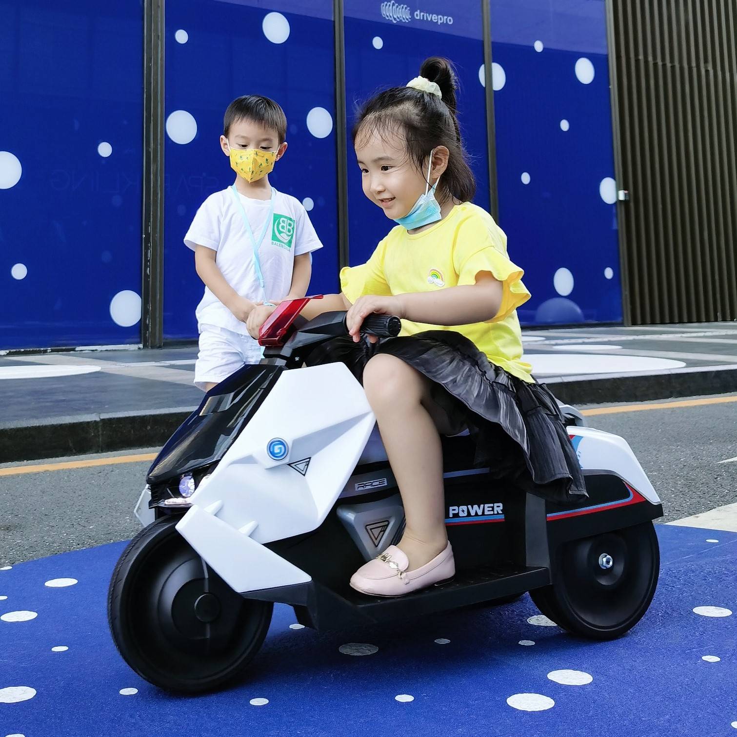 儿童电动摩托车三轮车婴儿机车遥控玩具车可坐宝宝电瓶童车双驱动