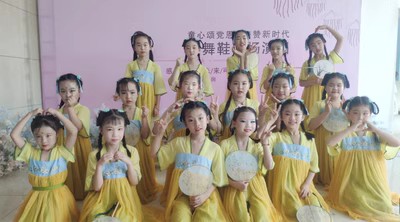 儿童汉服演出服中国风古典舞蹈服有位姑娘襦裙春三月桃花笑胭脂妆