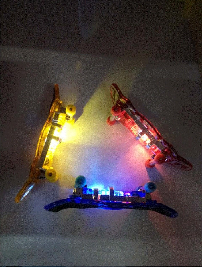 。创意带玩具灯手指滑板车投影迷你摆件小学生桌面活动礼物奖品