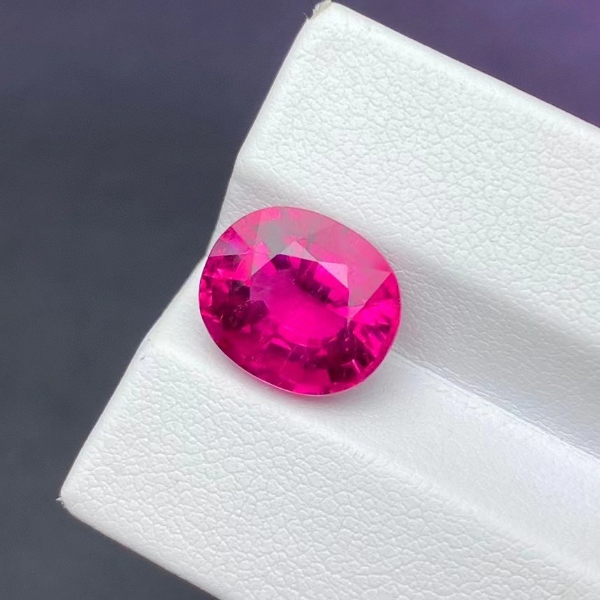 色标级天然红碧玺卢比莱裸石5.85克拉椭圆形颜色艳丽珠宝精品彩宝
