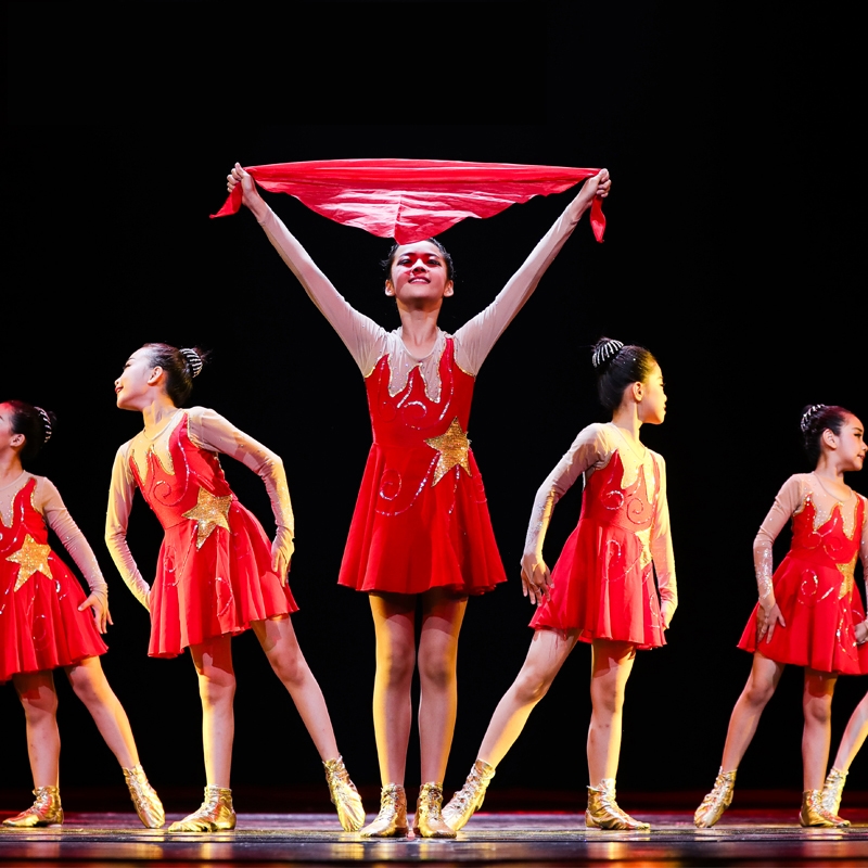 小荷风采获奖作品儿童演出服飘扬的红领巾舞蹈服装少儿红心表演服