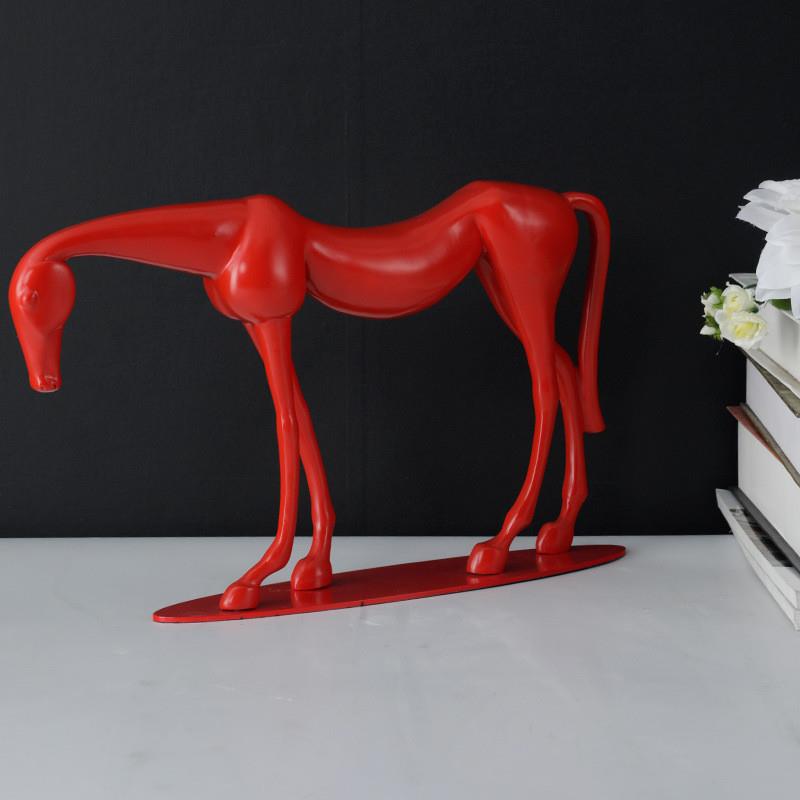 北欧现代简约红色低头马匹摆件样板间客厅书房电视柜摆设软装饰品